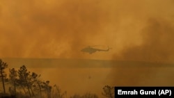 Un elicopter lucrează la stingerea unui incendiu de pădure la periferia Istanbulului, Turcia, 2023.