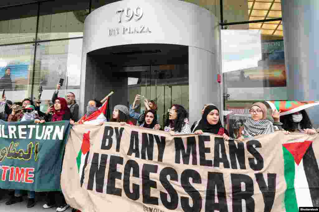 Disa protesta në mbështetje të sulmeve janë mbajtur, po ashtu, nëpër botë. Kjo fotografi e realizuar më 9 tetor shfaq një grup me flamuj palestinezë, në Nju-Jork, SHBA.