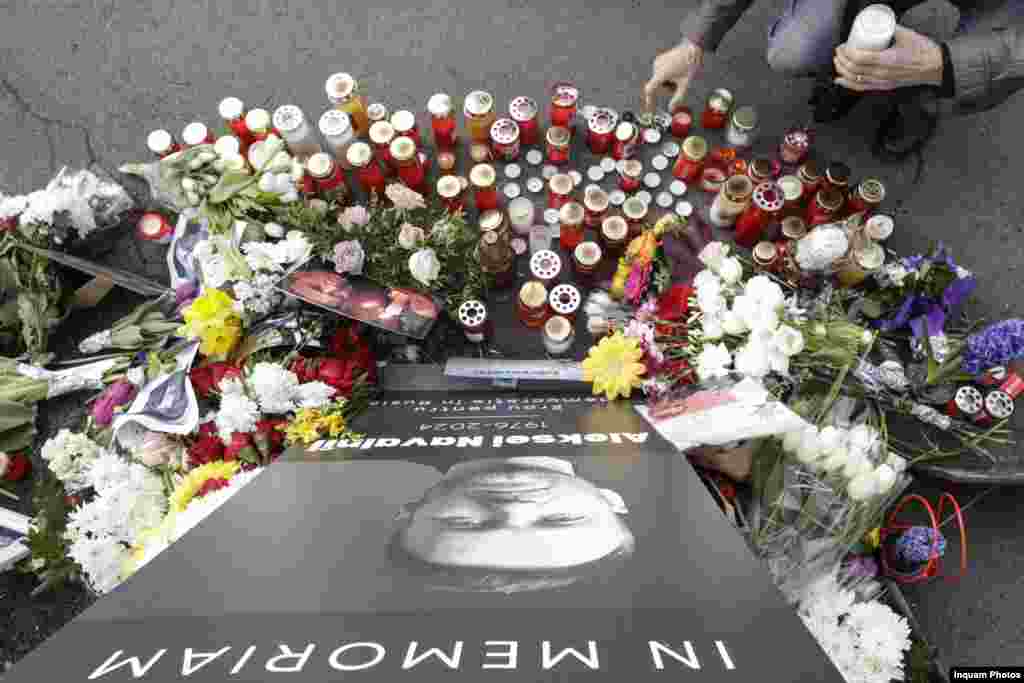 Participanţii au adus cu ei flori, lumânări, fotografii ale disidentului rus mort în detenţie, dar şi pancarte cu mesajul &bdquo;Killer &rdquo;(ucigaş) adresat lui Vladimir Putin.