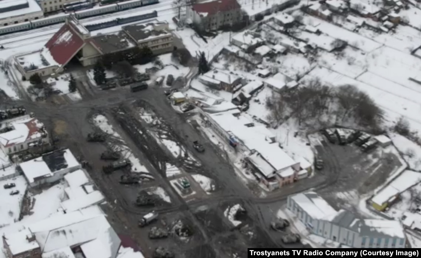 A drone image showing around two dozen Russian vehicles around the square in front of Trostyanets’s train station during the 2022 occupation. The T-34 tank monument can be seen near the center of this photo.