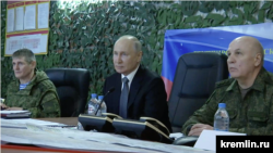 Владимир Путин с генерал-полковник Михаил Теплински, командир на Въздушно-десантните войски (вляво), и генерал-полковник Олег Макаревич, командир на Днепърската група войски.