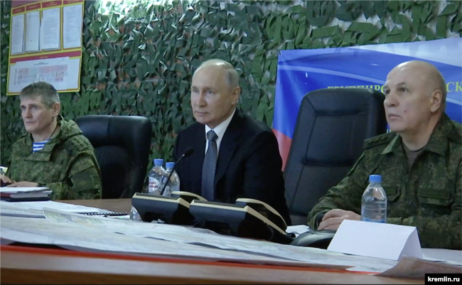 Vladimir Putin, së bashku me ushtarakë të tjerë, në Herson të Ukrainës.