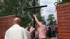 Установка креста на мемориале в Томской области (иллюстративное фото)