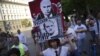 Протестиращ срещу президента Румен Радев с плакат