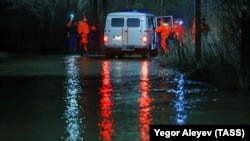 Спасатели эвакуируют людей из Никеля, Оренбургская область. 6 апреля 2024 года