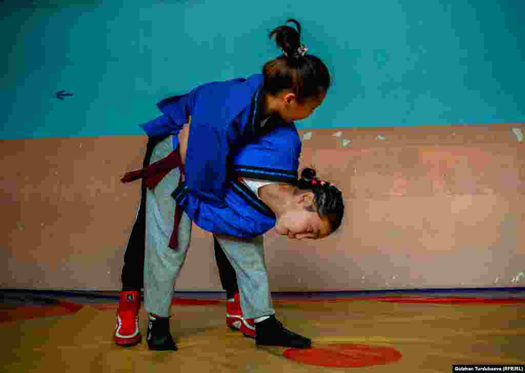 Тренировка в спортзале села Каба. Поединок между девочками Арууке Акибаевой и Мадиной Бакбур-кызы&nbsp;