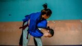 Тренировка в спортзале села Каба. Поединок между девочками Арууке Акибаевой и Мадиной Бакбур-кызы&nbsp;