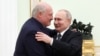 Олександр Лукашенко міцно обнімає Володимира Путіна. Кремль, Москва, Росія. 5 квітня 2023 року 