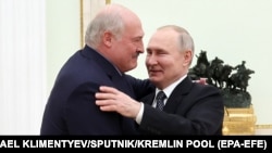 Președintele rus Vladimir Putin îl salută pe Alexandru Lukașenko în timpul unei întâlniri la Kremlin, Moscova, 05 aprilie 2023.