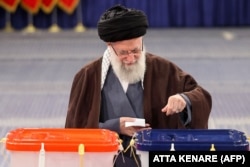 Iranski vrhovni vođa, ajatolah Ali Hamnei je među prvima glasao na njegovom biračkom mestu u centru Teherana, 1. mart 2024.