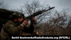 Український військовослужбовець протиповітряної оборони поблизу міста Бахмуту на Донеччині, 6 березня 2024 року 