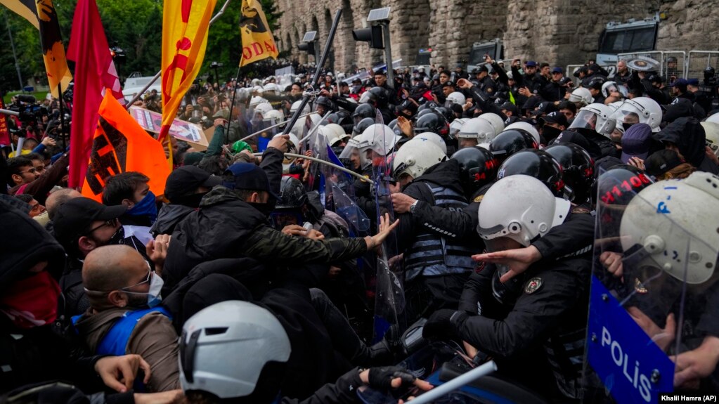Sukob demonstranata i policije u Istanbulu. Turska policija je upotrijebila suzavac i ispalila gumene metke kako bi rastjerala hiljade demonstranata koji su pokušavali probiti barikadu i doći do glavnog gradskog trga Taksim, 1. maja 2024.