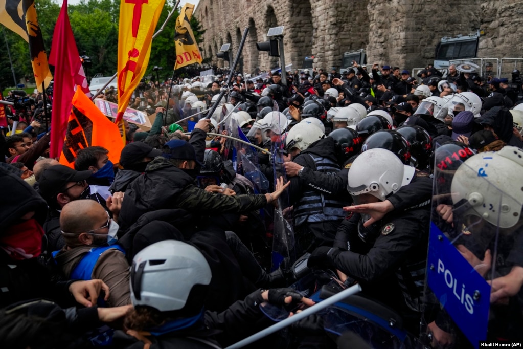 Protestues përleshen me zyrtarët policorë në Turqi, teksa marshojnë në Stamboll. Policia përdori gaz lotsjellës dhe gjuajti me plumba gome për të shpërndarë mijëra protestuesit që përpiqeshin të çanin një barrikadë dhe të arrinin në sheshin kryesor të qytetit të qytetit, Taksim.