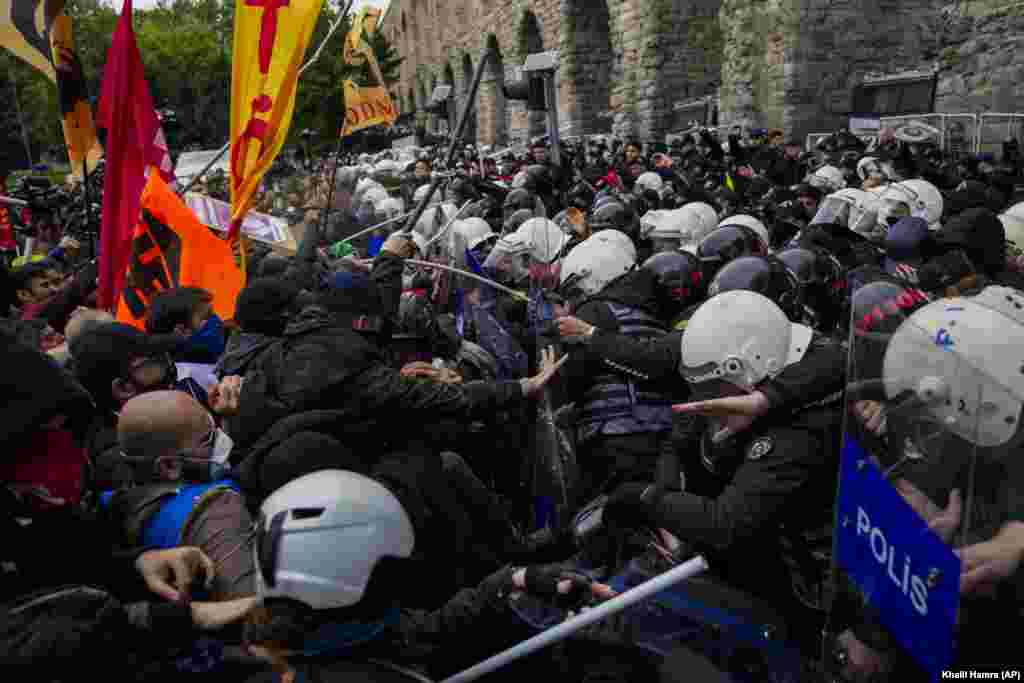 Protestues përleshen me zyrtarët policorë në Turqi, teksa&nbsp;marshojnë në Stamboll. Policia përdori gaz lotsjellës dhe gjuajti me plumba gome për të shpërndarë mijëra protestuesit që përpiqeshin të çanin një barrikadë dhe të arrinin në sheshin kryesor të qytetit të qytetit, Taksim.