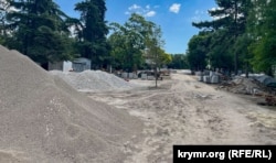 Замена тротуарной плитки и земляные работы в Екатерининском саду в Симферополе. Крым, июнь 2024 года