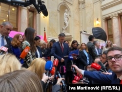 Deputetët e koalicionit Serbia kundër dhunës e bënë betimin në korridorin e Kuvendit, 6 shkurt 2024.