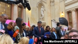 Poslanici "Srbija protiv nasilja" tokom polaganja zakletve u holu parlamenta