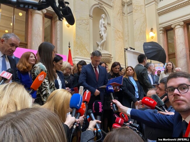 Deputetët e koalicionit Serbia kundër dhunës e bënë betimin në korridorin e Kuvendit, 6 shkurt 2024.