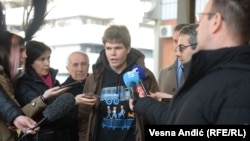 Antiratni aktivista Ilja Zernov ispred tužilaštva u Beogradu nakon podnošenja krivičnih prijava za napad, 13. februar 2023. 