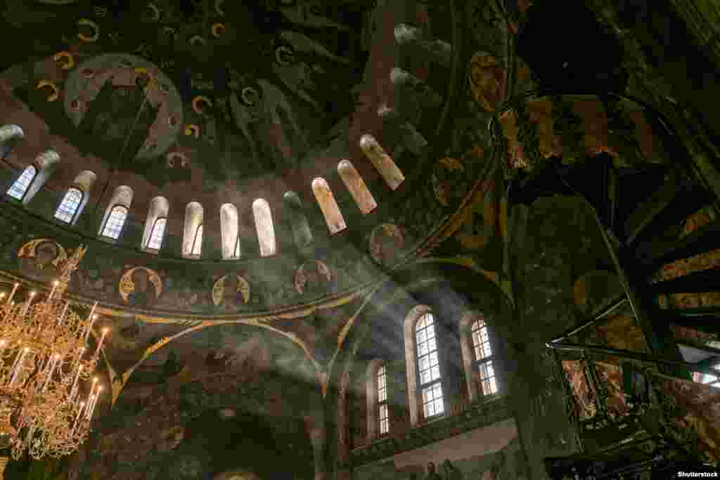 Солнечный свет струится через окна Трапезной церкви Киево-Печерской лавры. Монастырский комплекс был основан в 1051 году. Он характеризуется ЮНЕСКО как &laquo;один из самых важных центров христианского паломничества в мире&raquo;&nbsp;