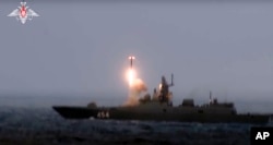 Fotografija preuzeta iz videa koji je dostavila Press služba ruskog ministarstva odbrane u subotu, 19. februara 2022., prikazuje krstareću raketu Cirkon lansiranu s fregate ruske mornarice tokom vojnih vježbi.