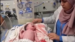 Lind e gjallë foshnja nga nëna e plagosur rëndë në Gazë 