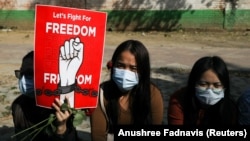 Državljanke Mjanmara koje žive u Indiji na protestu protiv vojnog udara u Mjanmaru, 22. februar 2022. 