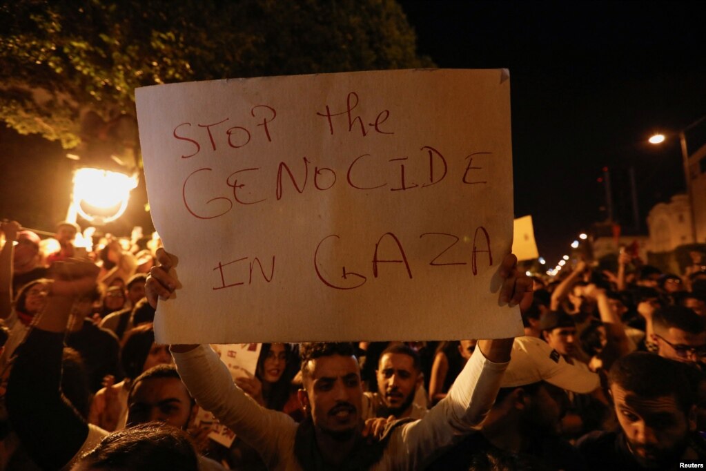 Protestuesit para Ambasadës franceze në Tunis, Tunizi, 17 tetor 2023.