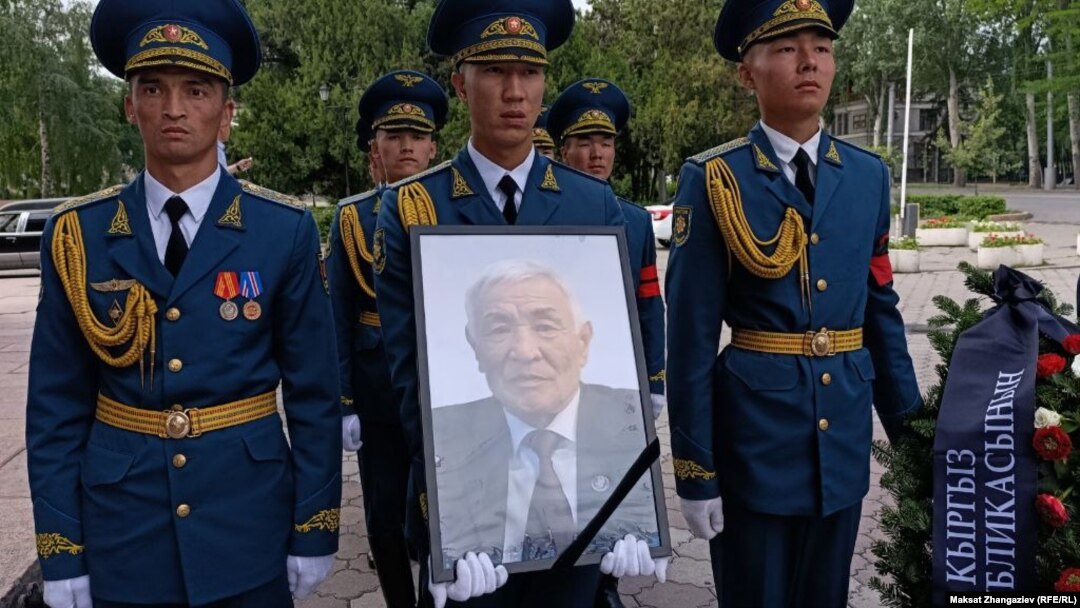 Эл жазуучусу Самсак Станалиев менен коштошуу зыйнаты.