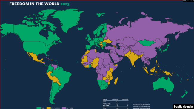 На карте Freedom House «свободные» страны отмечены зеленым, «частично свободные» страны желтым, а «несвободные» страны фиолетовым.