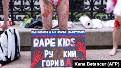Во время акции протеста против сексуальных преступлений военных армии России и в поддержку Украины перед российским консульством в Нью-Йорке, США, 28 мая 2022 года