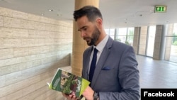 Barcsa Lajos, Debrecen Megyei Jogú Város alpolgármestere a Zöld Vénkertért Egyesület kiadványával