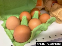 Куриные яйца на полке магазина. Иллюстративное фото