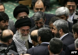 خالد مشعل و علی خامنه‌ای در یک مراسم حمایت از گروه‌های فلسطینی در تهران