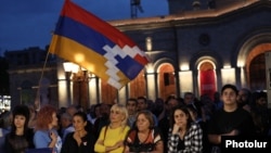 Участники протеста в Ереване с флагом непризнанной Нагорно-Карабахской республики