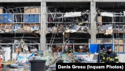 Fața magazinului din Botoșani, după explozie. 