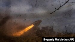 Українські військові з 95-ї десантно-штурмової бригади ведуть вогонь із РСЗВ «Град» по російських позиціях поблизу Кремінної, 9 березня 2023 року