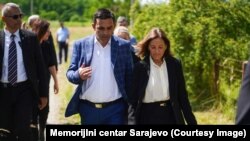 Predsjednica Međunarodnog rezidualnog mehanizma za krivične sudove (MRMKS) Graciela Gatti Santana u bivšem logoru Trnopolje, 30. maj 2024. 