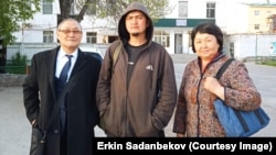 Адилет Балтабай (в центре), его адвокат Эркин Саданбеков (слева) и родственница.
