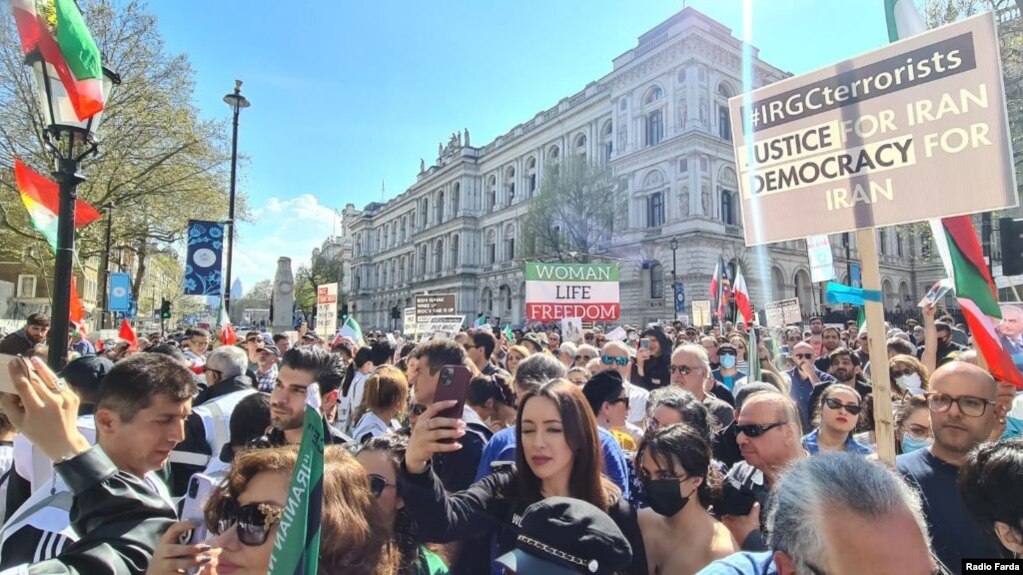 تظاهرات اعتراضی مخالفان جمهوری اسلامی در لندن در روز نهم اردیبهشت؛ عکس از خبرنگار اعزامی رادیو فردا