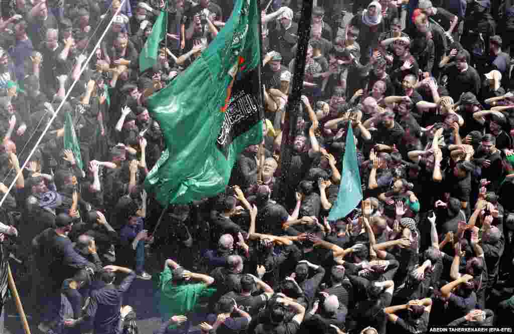 Iranian and Iraqi Shi&#39;ite Muslims re-enact the Battle of Karbala during the Ashura day ceremonies in Tehran on July 28.