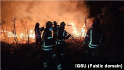 Echipe de pompieri români acționează pentru stingerea incendiilor de vegetație din Grecia.