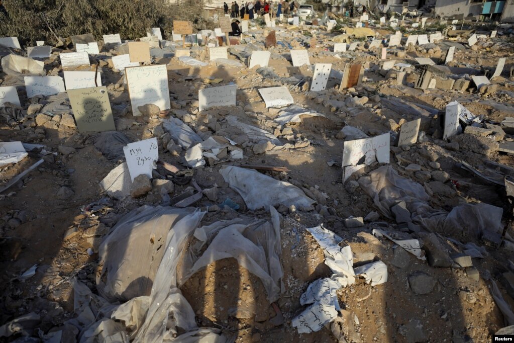 Sipas banorëve, buldozerët e ushtrisë izraelite kishin lëruar mbi një varrezë të improvizuar në oborrin e Al Shifas.