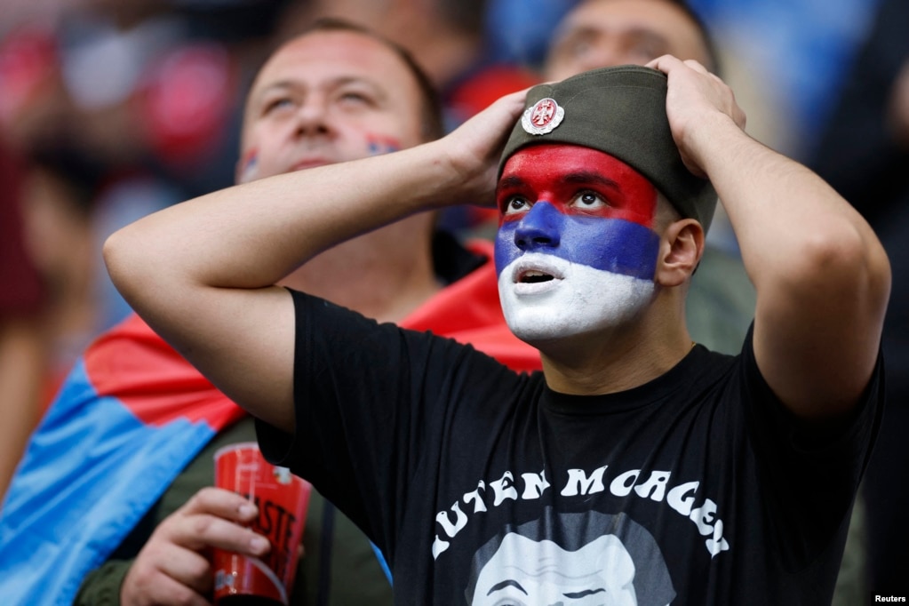 Reagimi i një tifozi të Serbisë pas humbjes së kombëtares së tij nga Anglia me 1:0.