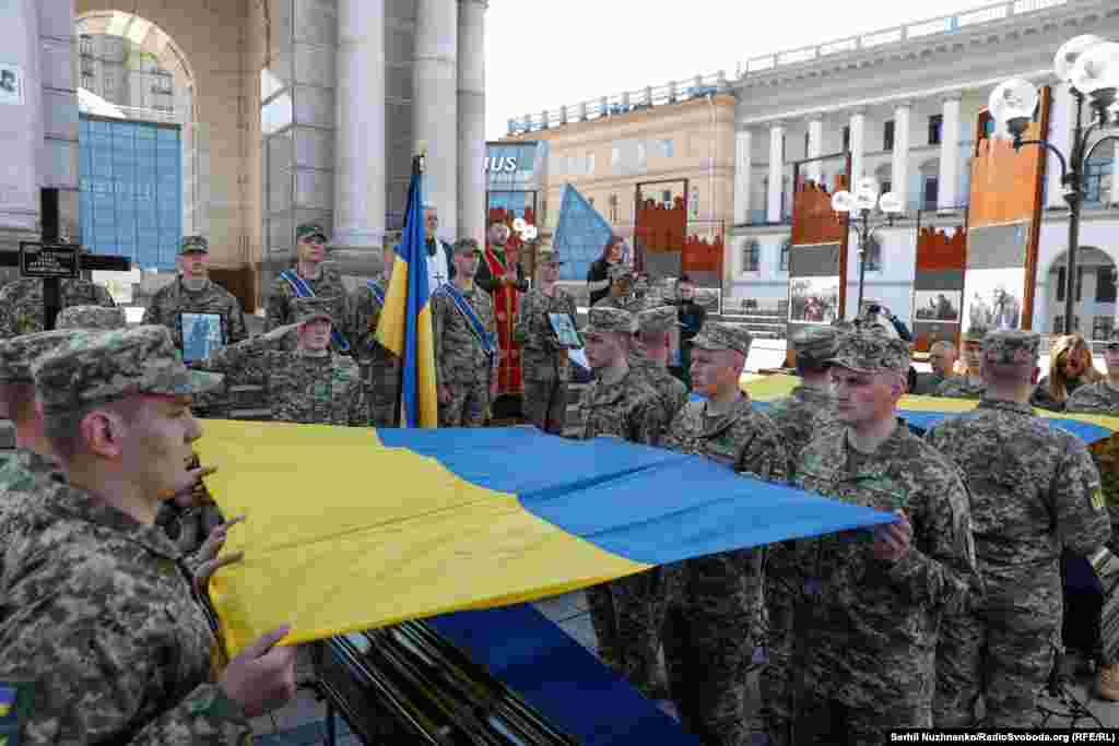 Біля стели на Майдані Незалежності. Почесний караул покриває труни загиблих на фронті російсько-української війни державним прапором України