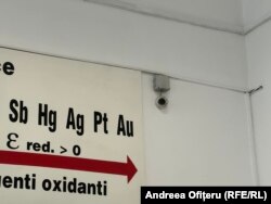 În sălile de clasă unde au loc examenele naționale sunt instalate camere video dar nu sunt puse în funcțiune.