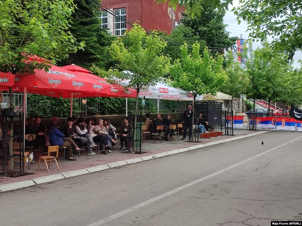 Protestuesit, kryesisht gra që janë duke protestuar afër ndërtesës komunale në Zveçan.