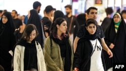 تصویری از حضور زنان بدون حجاب اجباری در نمایشگاه کتاب تهران