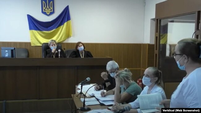 In uno degli ultimi incontri prima della guerra, i giudici Tatyana Pustavoyt e Alla Ivanchenko hanno prolungato la pena detentiva di Ihar Klyavko. Luglio 2021