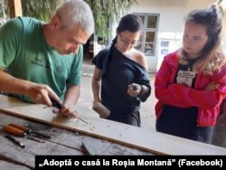 Arhitectul Virgil Apostol, cofondator și secretar al ARA, la un workshop cu voluntari în Roșia Montană.